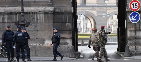 Soldados e agentes da polícia francesa patrulham a zona adjacente ao Museu do Louvre em 3 de feevreiro de 2017 após um soldado da Operação Sentinelle balear um desconhecido que tinha tentado atacá-lo com uma faca - Sputnik Brasil
