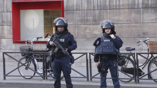 Agentes da polícia francesa guardam o perímetro do Museu do Louvre em 3 de fevereiro de 2017 - Sputnik Brasil