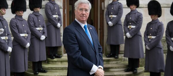 Secretário da Defesa da Grã-Bretanha, Michael Fallon, espera fora do Ministério das Relações Exteriores antes de uma cúpula com as principais nações da coalizão contra o Estado Islâmico, 15 de dezembro de 2016, em Londres. - Sputnik Brasil