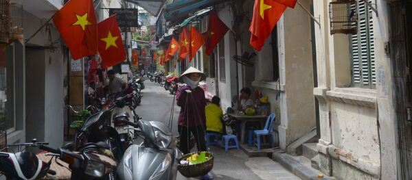 Moça comerciante na Rua de Hanoi condecorada em homenagem ao Dia da Nação, festejado no dia 2 de setembro. - Sputnik Brasil