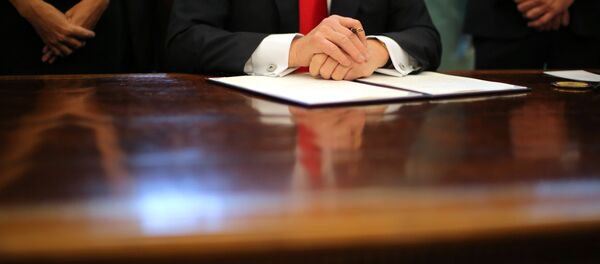 Presidente norte-americano está assinando uma ordem executiva no Salão Oval da Casa Branca, Washington. janeiro, 30, 2017 - Sputnik Brasil