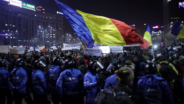 Protesters wave a Romanian flag during a demonstration in Bucharest, Romania, February 1, 2017. - Sputnik Brasil