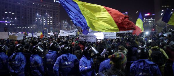 Protesters wave a Romanian flag during a demonstration in Bucharest, Romania, February 1, 2017. Protesters wave a Romanian flag during a demonstration in Bucharest, Romania, February 1, 2017. - Sputnik Brasil