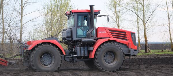 Trator russo Kirovets K744-P - Sputnik Brasil