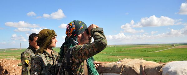 Membros das Unidades de Proteção do Povo do Curdistão (YPG) monitoram as posições do grupo do Estado Islâmico (Daesh) na cidade síria de Ras al-Ain, perto da fronteira turca em 13 de março de 2015 Membros das Unidades de Proteção do Povo do Curdistão (YPG) monitoram as posições do grupo do Estado Islâmico (Daesh) na cidade síria de Ras al-Ain, perto da fronteira turca em 13 de março de 2015 - Sputnik Brasil