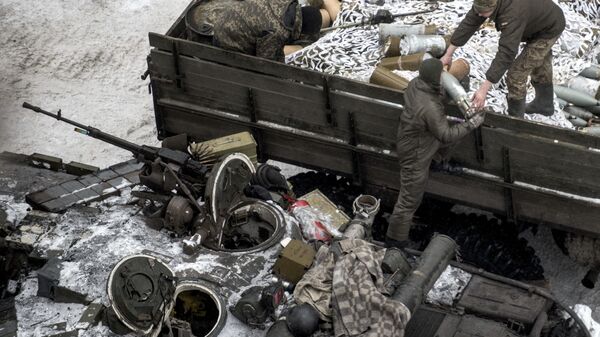 Militares ucranianos carregam munições de guerra no tanque em Avdeevka, leste da Ucrânia, 2 de fevereiro de 2017 - Sputnik Brasil