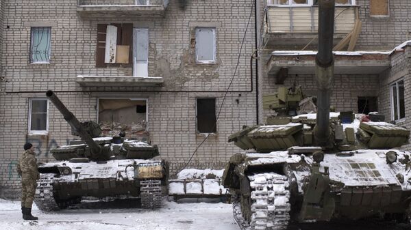 Ukrainian serviceman stands near tanks at an apartment house in Avdiivka, eastern Ukraine, Thursday, Feb. 2, 2017 - Sputnik Brasil