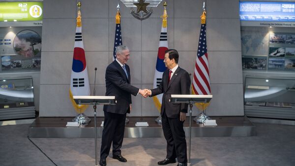 Secretário da Defesa dos EUA, James Mattis, e seu homólogo sul-coreano, Han Min-koo, durante a visita do primeiro à Coreia do Sul, 3 de fevereiro de 2017 - Sputnik Brasil