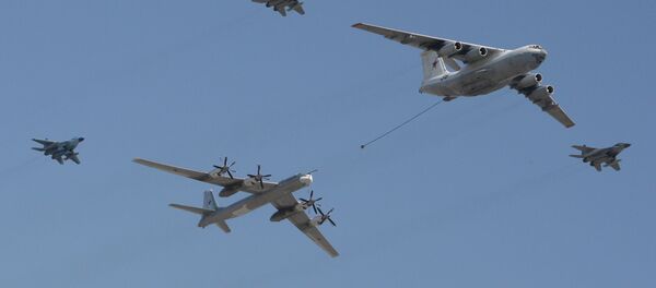 Bombardeiro estratégico Tu-95 sendo reabastecido por uma aeronave Il-78 - Sputnik Brasil