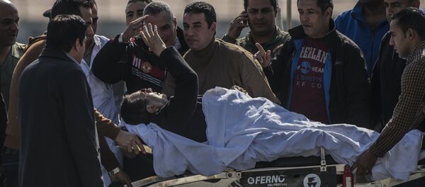 Hosni Mubarak é transportado para uma ambulância no Cairo em npvembro de 2014 - Sputnik Brasil
