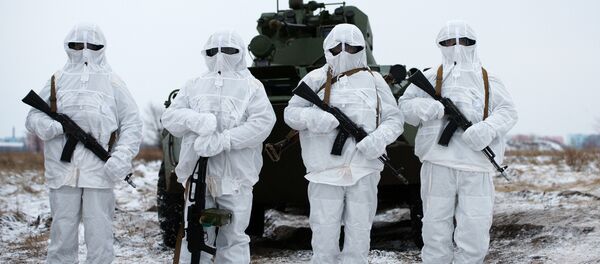 Militares da unidade de manutenção de paz do Distrito Militar Central durante exercícios táticos conduzidos no campo de tiro para treinamentos de uso do sistema de combate de infantaria Ratnik - Sputnik Brasil
