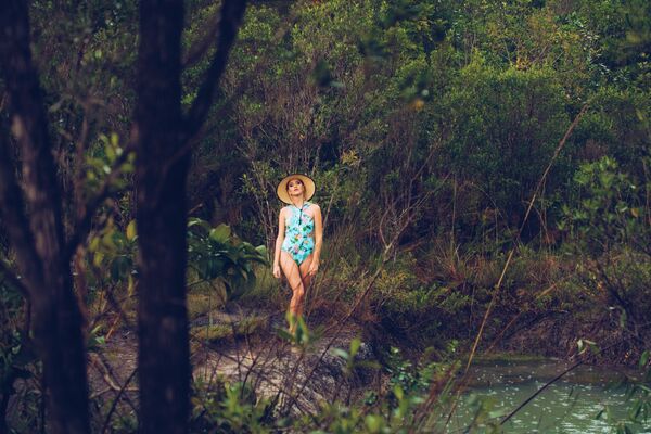 Gabrielly de Oliveira posando na Floresta Nacional em Brasília - Sputnik Brasil