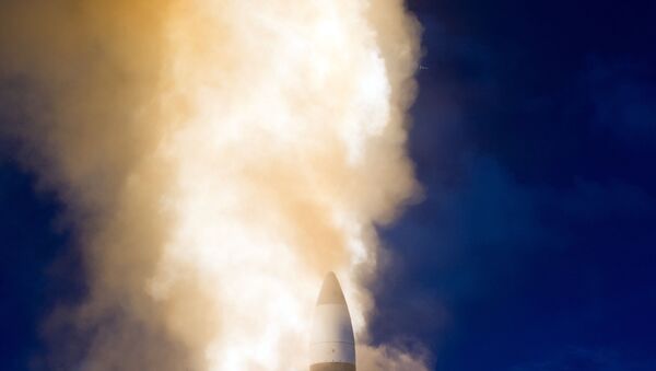 Míssil norte-americano Sm-3II passa testes - Sputnik Brasil