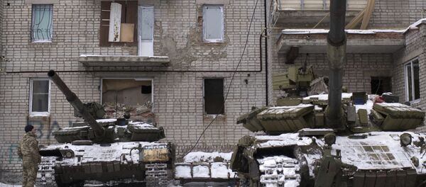 Militares ucranianos perto dos tanques na cidade de Avdeevka, no Leste do país, 2 de fevereiro de 2017 Militares ucranianos perto dos tanques na cidade de Avdeevka, no Leste do país, 2 de fevereiro de 2017 - Sputnik Brasil