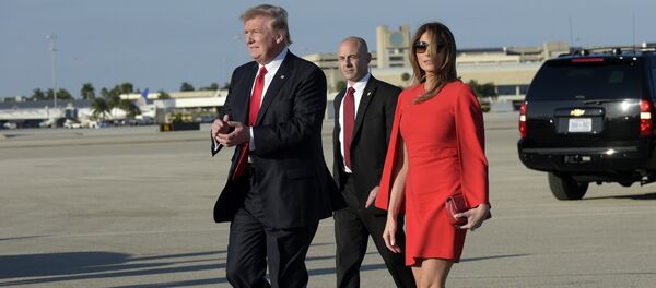 O presidente Donald Trump anda com a primeira-dama Melania Trump no Aeroporto Internacional de Palm Beach. Fevereiro, 3, 2017. - Sputnik Brasil