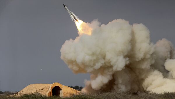 Irã teste míssil de médio alcance S-200 na costa do golfo Pérsico - Sputnik Brasil