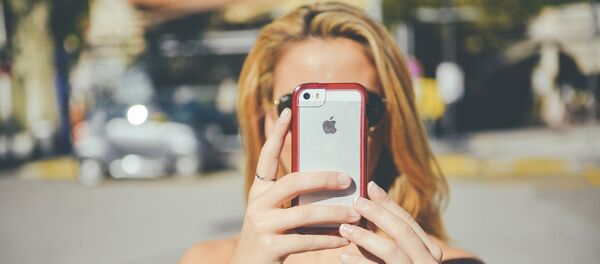 Moça com iPhone - Sputnik Brasil