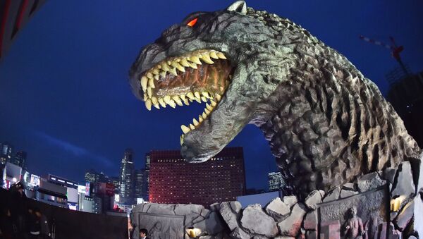 A life-size Godzilla head on a balcony of the eighth floor of Hotel Gracery Shinjuku - Sputnik Brasil