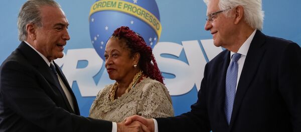 Michel Temer e Moreira Franco se cumprimentam durante a cerimônia de nomeação de novos ministros do governo - Sputnik Brasil