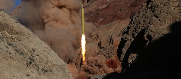 Nesta foto obtida da agência iraniana de notícias Fars, um míssil balístico de superfície a superfície Qadr H é disparado pela poderosa Guarda Revolucionária do Irã, durante uma manobra, em um local não revelado no Irã, na quarta-feira, 9 de março de 2016 - Sputnik Brasil