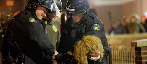 Police officers take a protester into custody Tuesday, Nov. 25, 2014, in Ferguson - Sputnik Brasil