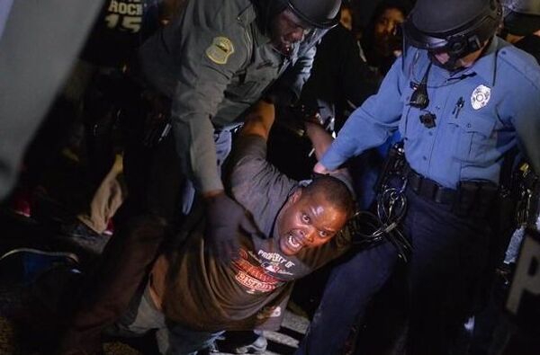 Homem detido durante protesto em Ferguson, no Missouri, onde um jovem negro de 18 anos foi morto por policiais em agosto de 2014. Provas mostravam que o rapaz estava desarmado, mas os acusados foram inocentados pela justiça causando uma onda de indignação nacional. - Sputnik Brasil
