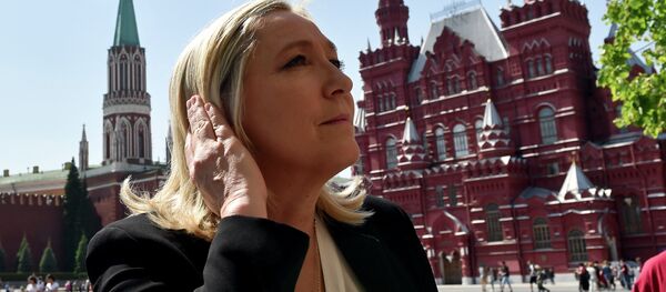 O presidente do partido da Frente Nacional (FN) da França, Marine Le Pen, visita a Praça Vermelha de Moscou antes de uma reunião com o porta-voz estatal da Duma Sergei Naryshkin, em 26 de maio de 2015. AFP PHOTO / KIRILL KUDRYAVTSEV - Sputnik Brasil