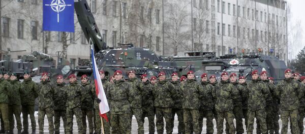Soldados holandeses durante cerimônia de boas-vindas ao batalhão alemão a ser deslocado para a Lituânia como parte das medidas de contenção da Rússia, 7 de fevereiro de 2017 - Sputnik Brasil