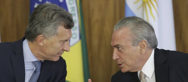 O presidente do Brasil, Michel Temer, fala com o seu homólogo argentino, Mauricio Macri, durante o encontro no Planalto em 7 de fevereiro de 2017 O presidente do Brasil, Michel Temer, fala com o seu homólogo argentino, Mauricio Macri, durante o encontro no Planalto em 7 de fevereiro de 2017 - Sputnik Brasil
