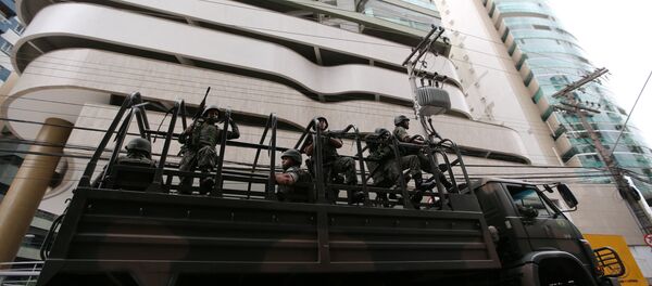 Um veículo das Forças Armadas brasileiras patrulha uma rua em Vitória, ES, em 8 de fevereiro de 2017 - Sputnik Brasil