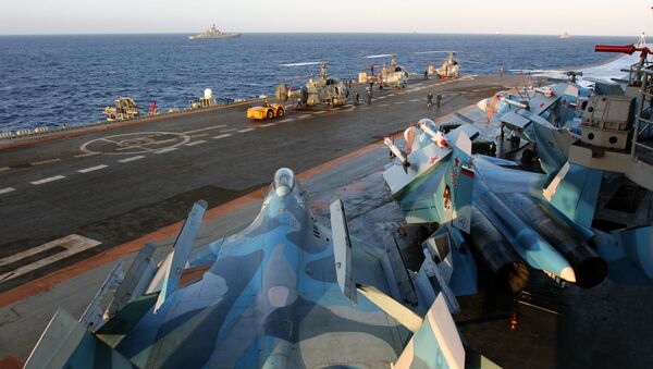 Caças Su-33 a bordo do porta-aviões Admiral Kuznetsov no Mediterrâneo - Sputnik Brasil