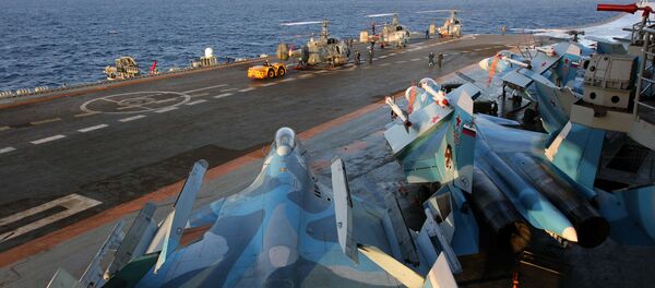 Caças Su-33 a bordo do porta-aviões Admiral Kuznetsov no Mediterrâneo - Sputnik Brasil