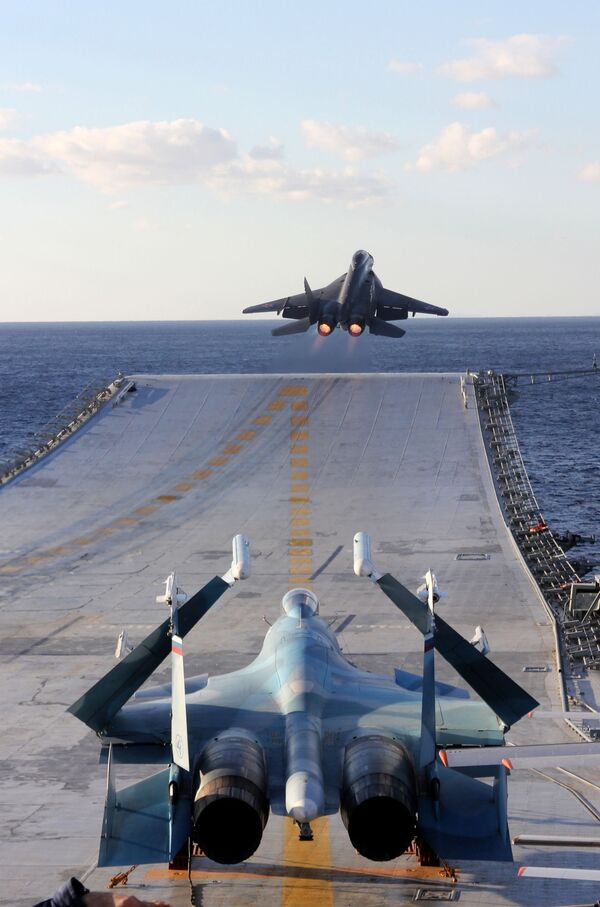 Caças Su-33 (em frente) e MiG-29K (atrás) a bordo do porta-aviões Admiral Kuznetsov - Sputnik Brasil