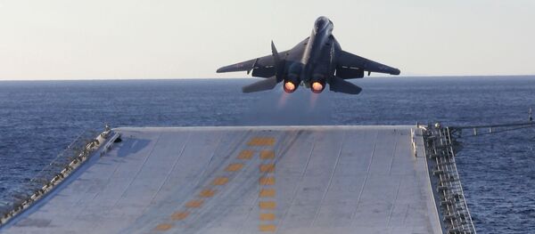 Caças Su-33 (em frente) e MiG-29K (atrás) a bordo do porta-aviões Admiral Kuznetsov - Sputnik Brasil