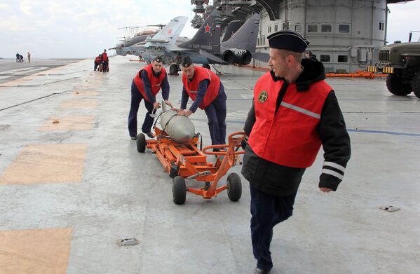 Militares a bordo do porta-aviões russo Admiral Kuznetsov no Mediterrâneo - Sputnik Brasil