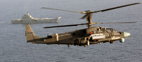 Helicóptero Ka-52K e porta-aviões Admiral Kuznetsov no Mediterrâneo - Sputnik Brasil
