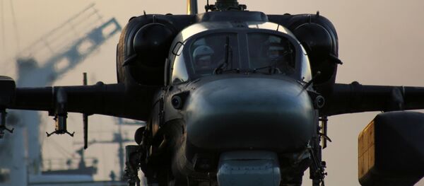 Helicóptero Ka-52K decola do convés do porta-aviões russo Admiral Kuznetsov - Sputnik Brasil