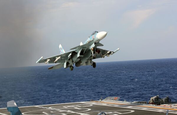 Caça Su-33 pousa na coberta do porta-aviões Admiral Kuznetsov - Sputnik Brasil