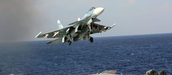 Caça Su-33 pousa na coberta do porta-aviões Admiral Kuznetsov - Sputnik Brasil
