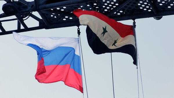 Bandeiras da Rússia e da Síria no convés do porta-aviões russo Admiral Kuznetsov no Mediterrâneo - Sputnik Brasil