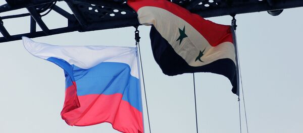 Bandeiras da Rússia e da Síria no convés do porta-aviões russo Admiral Kuznetsov no Mediterrâneo - Sputnik Brasil