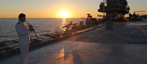 Um militar russo na coberta do porta-aviões Admiral kuznetsov no Mediterrâneo Um militar russo na coberta do porta-aviões Admiral kuznetsov no Mediterrâneo - Sputnik Brasil