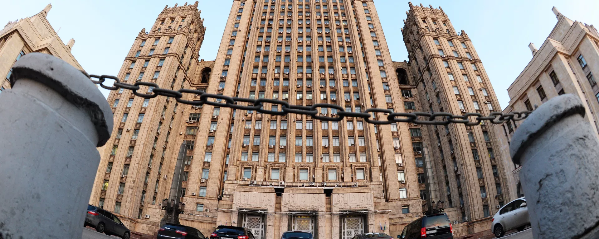 Ministério das Relações Exteriores da Rússia na Praça Smolenskaya-Sennaya, Moscou - Sputnik Brasil, 1920, 10.09.2025