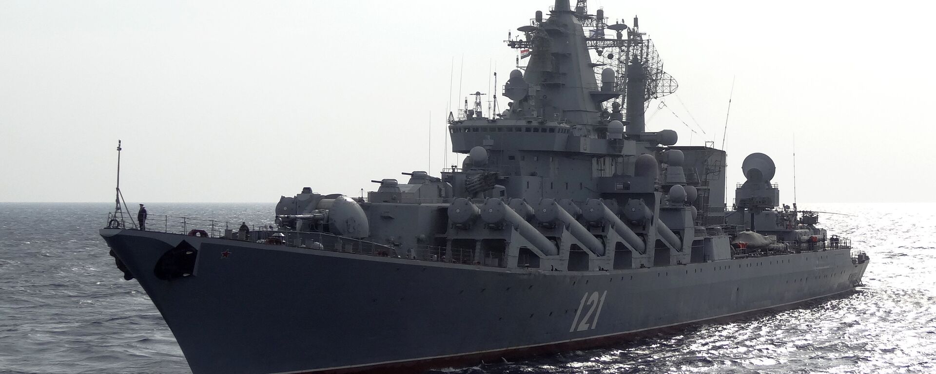 Cruzador de mísseis russo Moskva em patrulha no Mar Mediterrâneo, ao largo da costa da Síria, em 17 de dezembro de 2015. - Sputnik Brasil, 1920, 14.04.2022