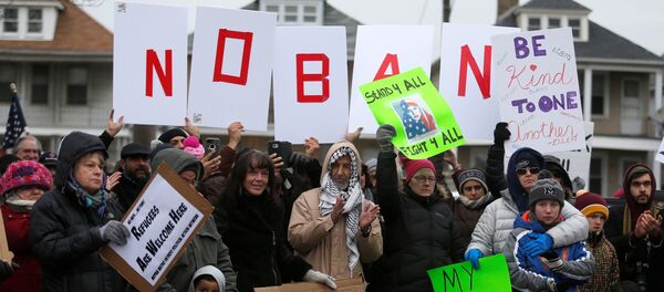 Several hundred people rally against a temporary travel ban signed by U.S. President Donald Trump in an executive order during a protest in Hamtramck, Michigan, U.S., January 29, 2017 - Sputnik Brasil