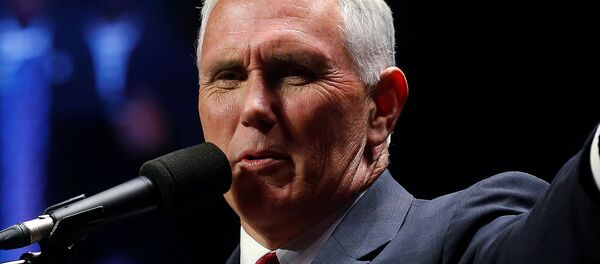 Mike Pence, vice-presidente dos EUA, durante campanha eleitoral de 2016, em Nova Hampshire, 7/11/2016 - Sputnik Brasil