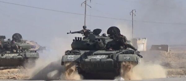 Combate do exército sírio com militantes do Daesh no deserto perto da cidade de Homs - Sputnik Brasil