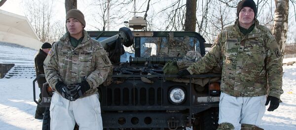 Militares junto a um carro blindado Hummer das Forças Armadas dos EUA durante a demonstração de material militar e armamento da OTAN na Letônia - Sputnik Brasil