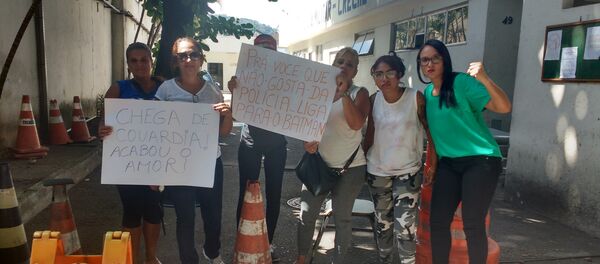 Para você que não gosta de polícia, liga para o Batman - Mulheres protestam em defesa dos direitos dos policiais militares no Batalhão de Choque da PM. 10 de fevereiro de 2017 - Sputnik Brasil