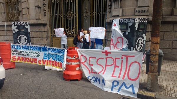 Grupo de mães, filhas, esposas e irmãs de PMs se reúne em frente ao Batalhão de Choque no centro do Rio - Sputnik Brasil
